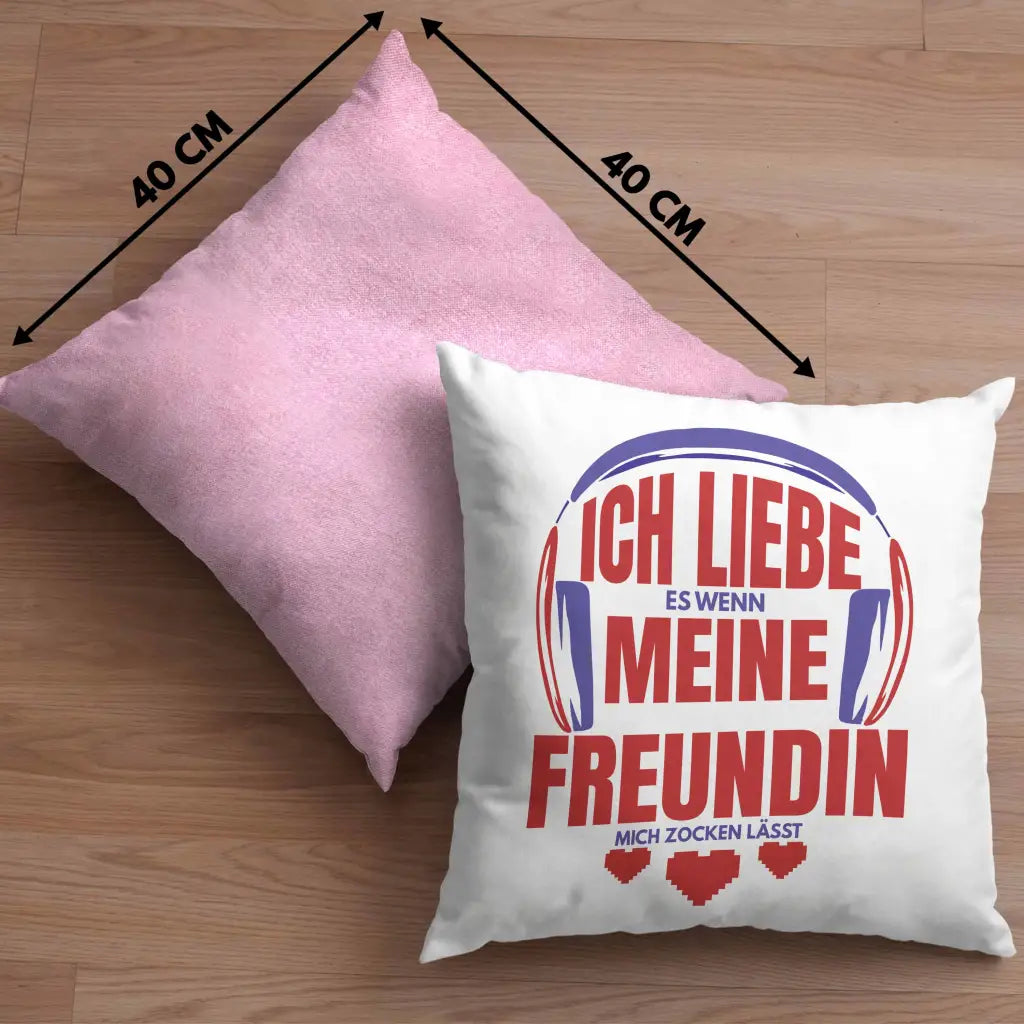 make-your-dreams-come-true-to-wear-trendation-ich-liebe-es-wenn-meine-freundin-mich-zocken-lasst-gamer-geschenk-liebe-valentinstag-spruch-geschenk-dekokissen-mit-fullung-40×40-fashion_18.webp